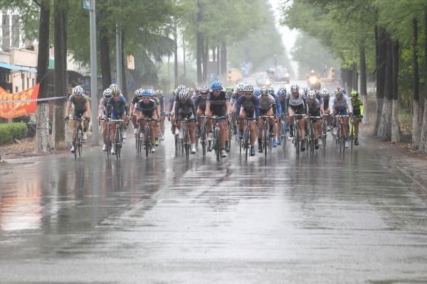 The bunch approaches 25km to go