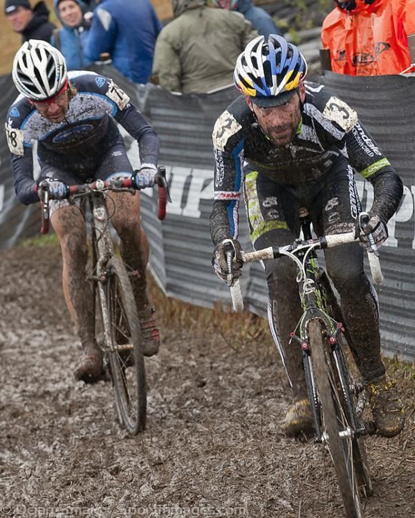 Tim Johnson (Cannondale p/b Cyclocrossworld) leads Jeremy Horgan-Kobelski.
