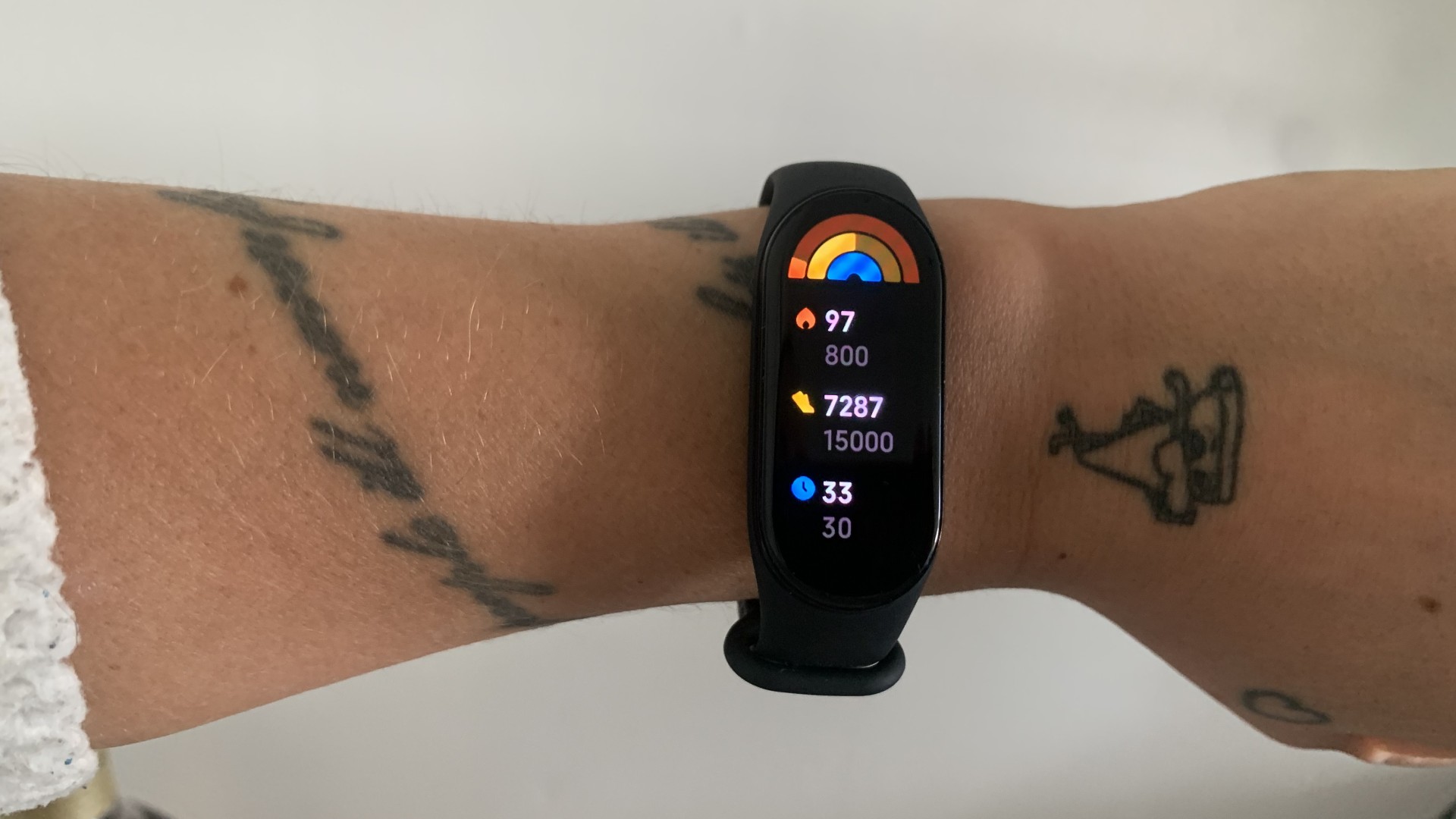 Xiaomi Smart Band 7 close up of screen on workout mode