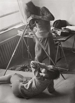 Albert Braun photographing Grit Kallin in the Atelierhaus, Dessau, 1928