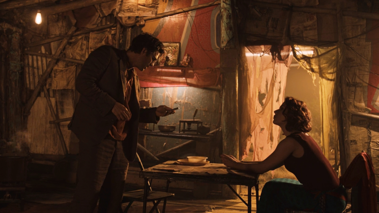 Bruce Banner (Mark Ruffalo) y Natasha Romanoff (Scarlett Johansson) hablan en Los Vengadores