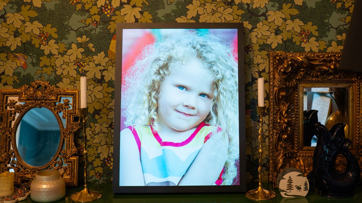 MorningBlues T2 art frame showing a photograph of a girl