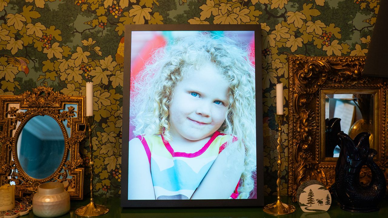 MorningBlues T2 art frame showing a photograph of a girl