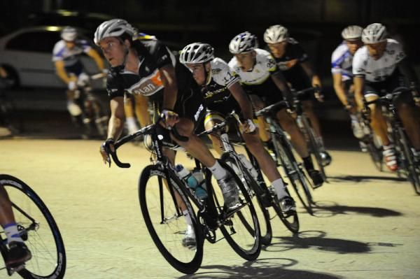 The peloton working hard to catch the breakaway.