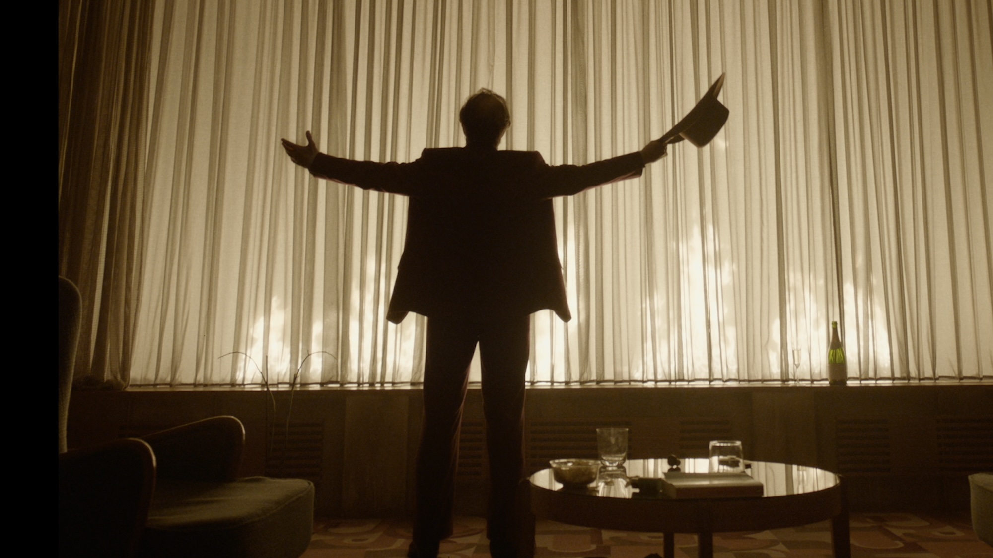 Silhouette of Tom Cruise in front of a window in Digger