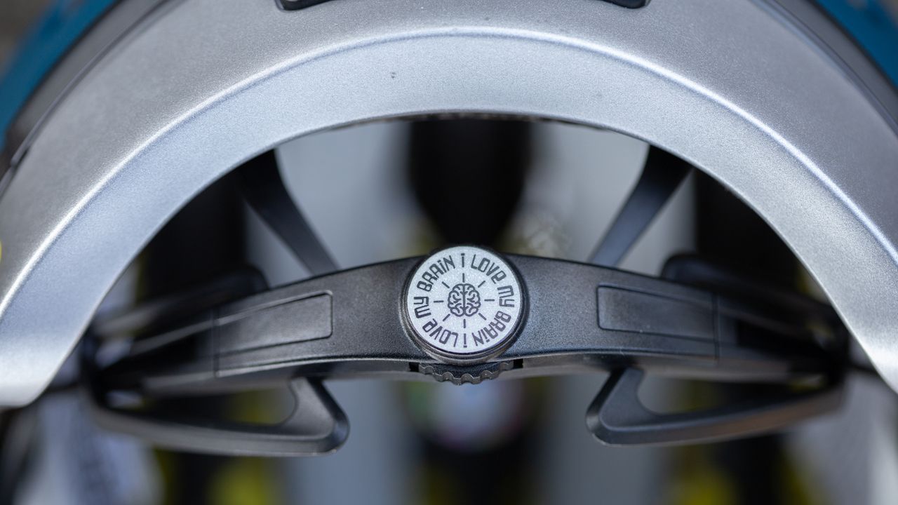 Nutcase Vio rear cradle adjuster