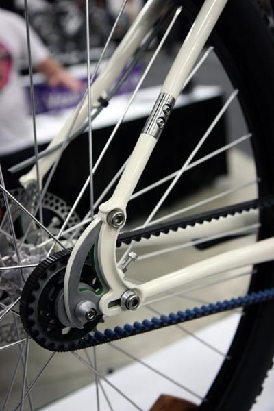 Neat pivoting dropouts and a split seat stay are found on the rear end of this Rosene.