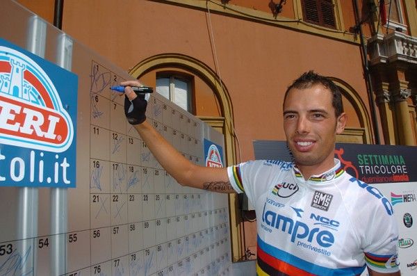 World Champion Alessandro Ballan (Lampre-NGC) signs.