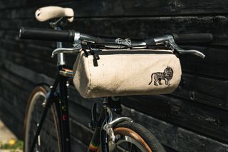 Una imagen de la bolsa de cáñamo de State Bicycle Co montada en el manillar.
