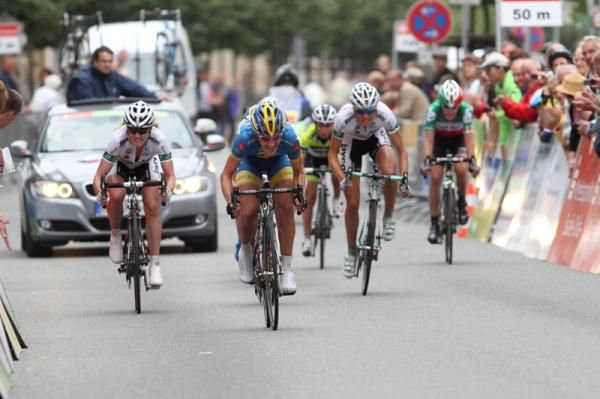 Emma Johansson (Hitec Products) sprints to victory ahead of Vicki Whitelaw (Australia National Team) and Amy Pieters (Skil Koga).