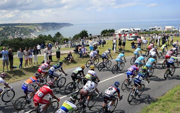The peloton negotiates a switchbacked descent along the coast during stage 4.