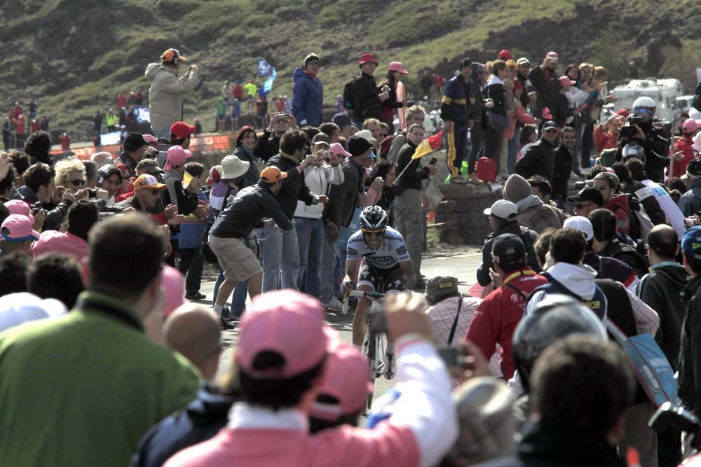 Alberto Contador attacks on the 2011 Giro stage to Etna