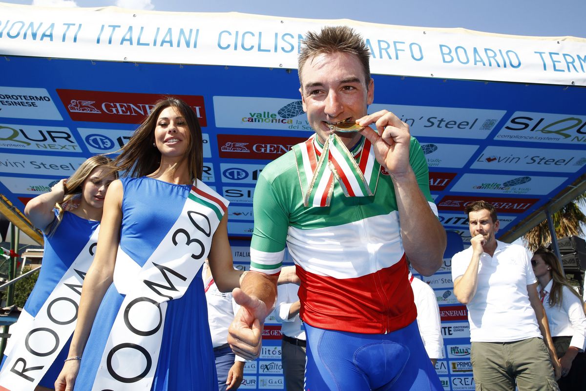 Elia Viviani with the Italian national champion's jersey