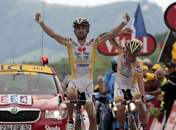 Leonardo Piepoli (Saunier Duval - Scott) celebrates with team-mate Juan Jose Cobo Acebo after winning Stage 10.