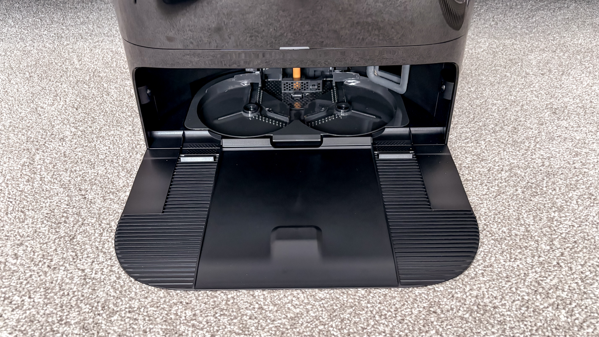 Roborock Qrevo 2 Pro in black photographed on carpet
