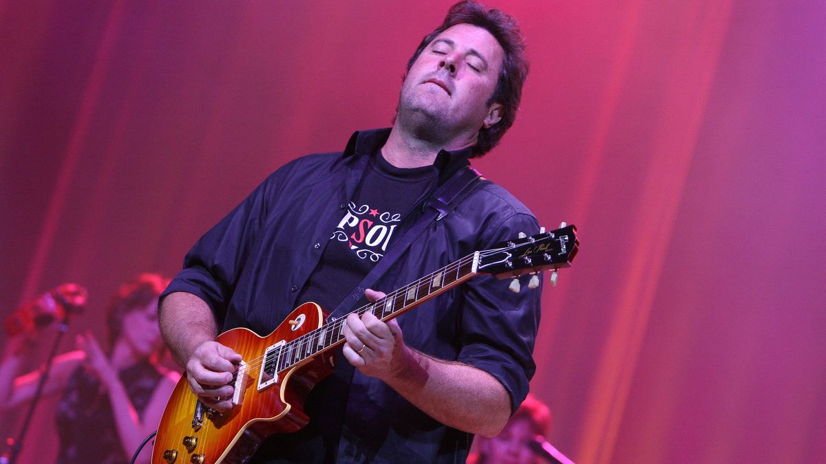 Vince Gill performs onstage at the Seminole Hard Rock Hotel and Casino in Hollywood, Florida on April 1, 2007