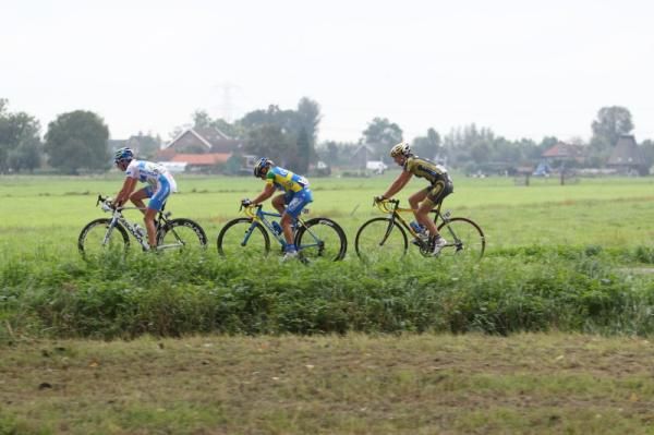 The leaders head back to the finish at Papendrecht