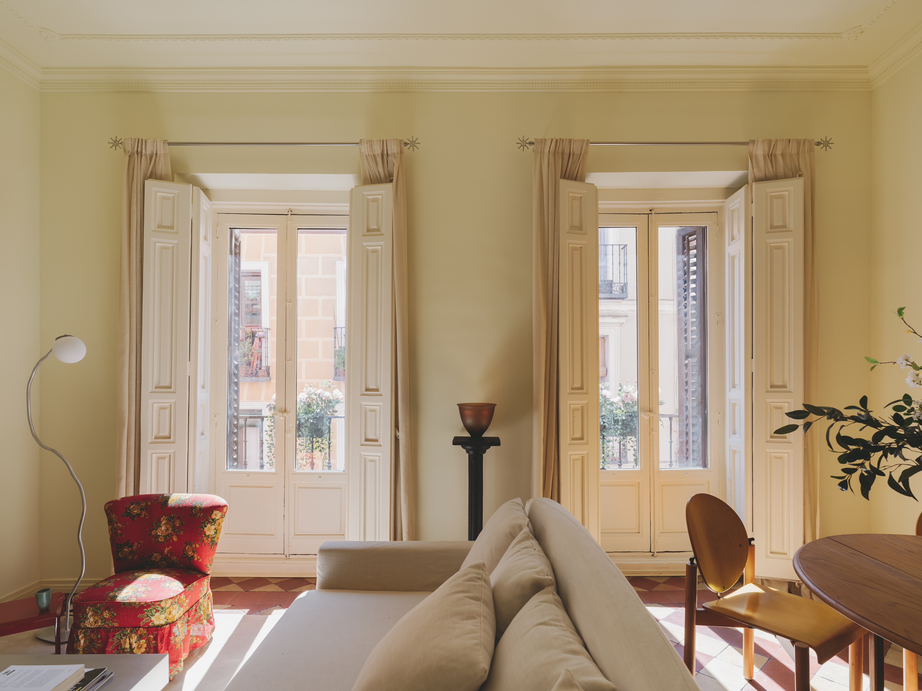 The living and dining room face the street.