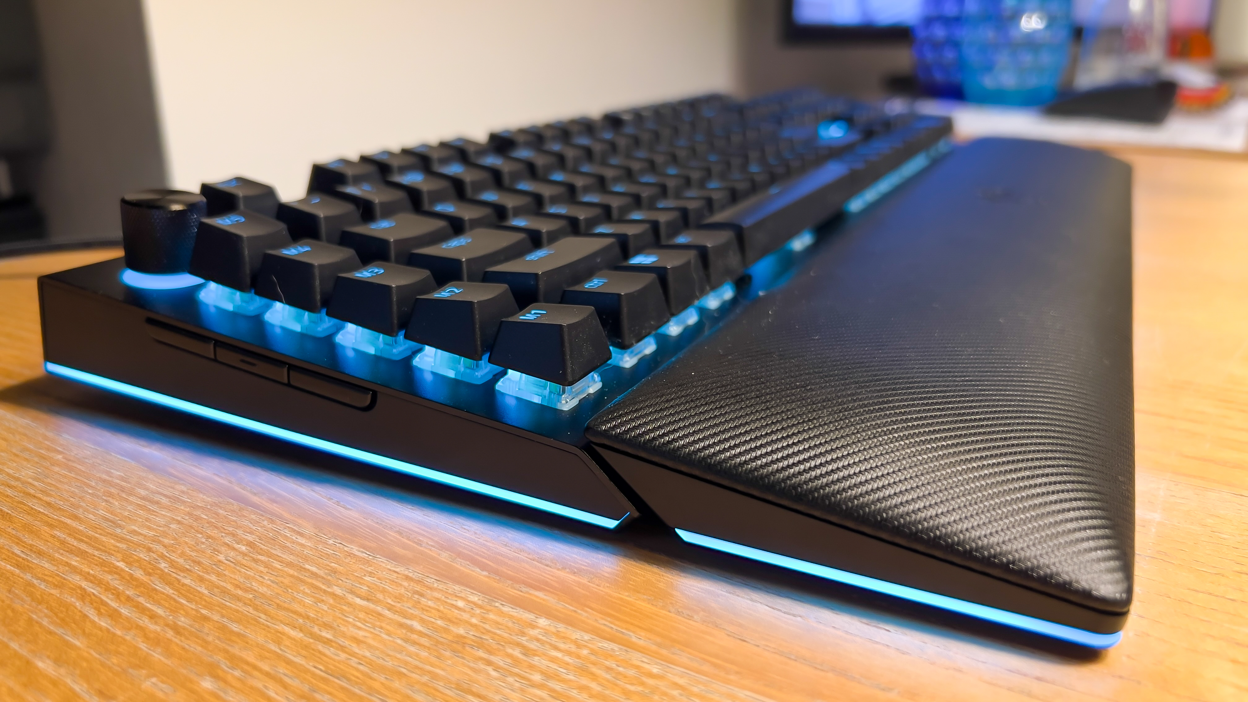 Razer BlackWidow V4 Pro em uma mesa