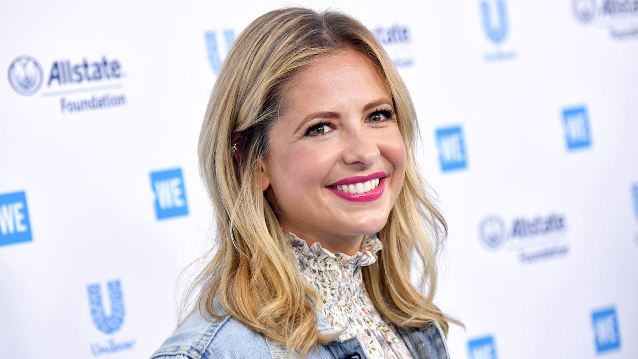 Sarah Michelle Gellar on red carpet with white background