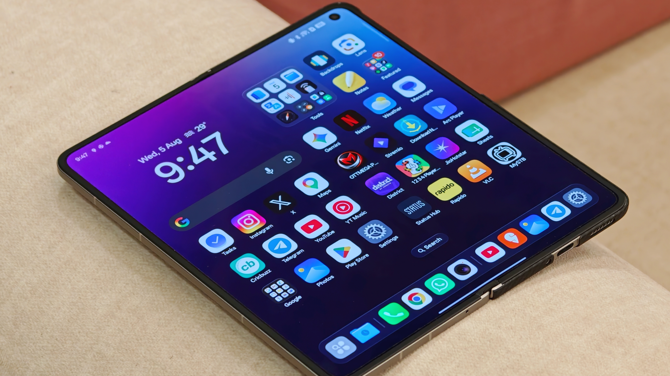 Comparing the crease of the Samsung Galaxy Z Fold 8 vs. Oppo Find N6