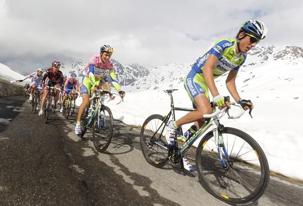 Liquigas lead Basso up the Gavia