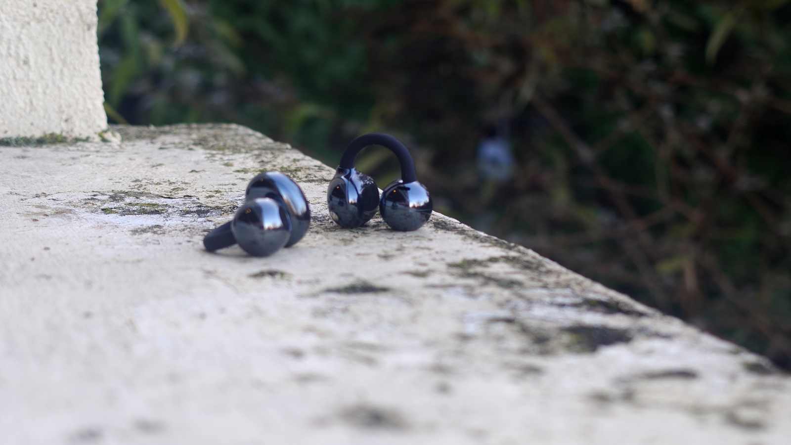 The Huawei FreeClip 2 buds on a ledge.