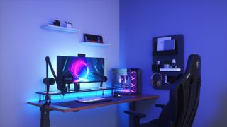 Ny gaming-PC: Et gamingrom i blått lys med desktop pc, skjerm, stol og mikrofon