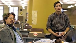 Beste David Fincher-filmer: To menn ser bekymret ut i filmen Zodiac