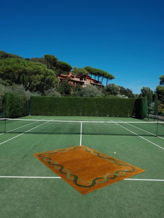 rug on tennis court