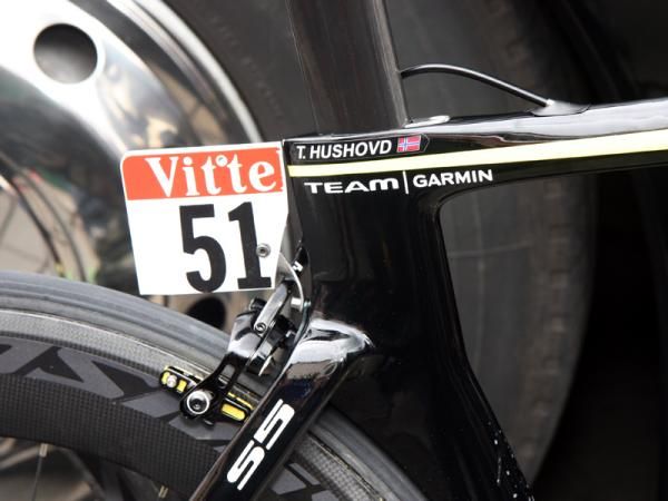 The P4-like seat tube closely follows the rear wheel and is topped by a nearly vertical seatpost. Seat stays are spaced far apart to help air flow cleanly through the gaps.