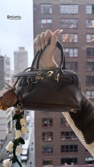 sydney sweeney shows off her new adventure bag in brown leather