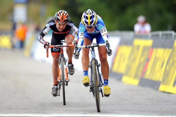 Katerina Nash (Luna Pro Team) outsprints Sanne van Paassen (BrainWash) for third place.