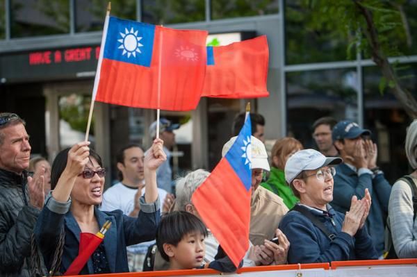 Fans cheer for the arrival of the Axman Team Taiwan team.