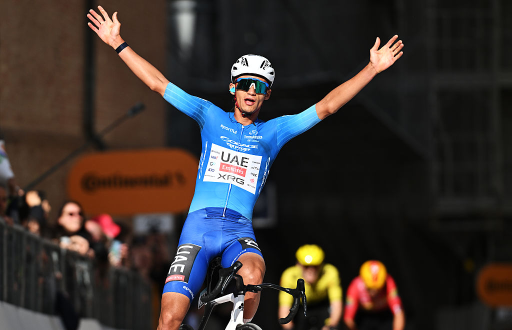 CAMERINO, ITALIA - 14 DE MARZO: Isaac Del Toro de México y Emiratos Árabes Unidos Team - Italia. (Foto de Tim de Waele/Getty Images)