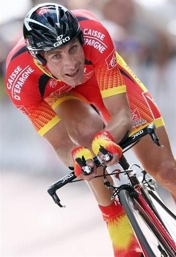 Iv&aacute;n Guti&eacute;rrez (Caisse d'Epargne) powers away in his new Spanish Champ jersey.