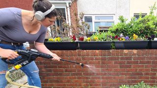 Cleaning a garden wall with the Worx Hydroshot WG630E.1