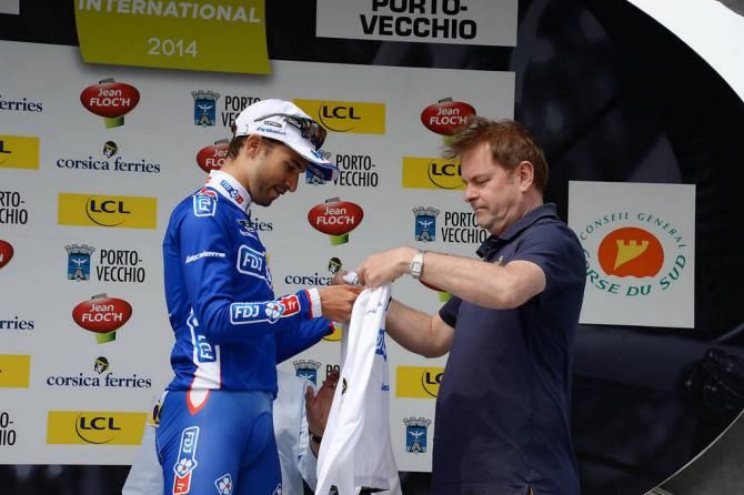 Bouhanni receiving the best young rider's jersey
