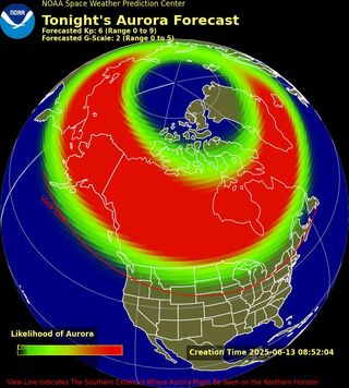 Mapa prognozy NOAA Aurora na 13 czerwca 2025 r., Przedstawiającą burzę geomagnetyczną G2 z prognozowanym wskaźnikiem KP 6. Owalny zola rozciąga się na północne Stany Zjednoczone, z wysoką aktywnością (czerwony) skoncentrowaną nad Kanadą, Alaską i górnym środkowym zachodzą. Czerwony