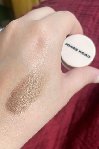 Valeza swatching the Just a Sec eyeshadow in the shade Cool Brown