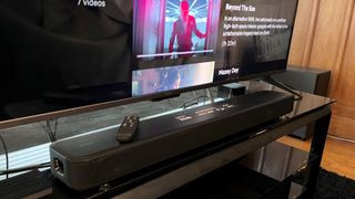 Sony HT-S2000 soundbar met het Netflix Black Mirror-menu op de achtergrond