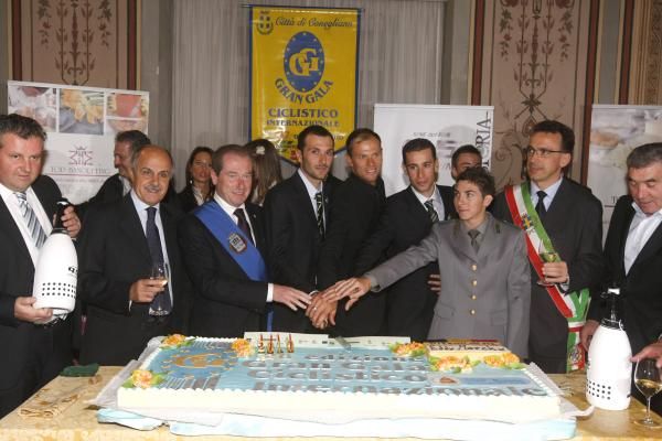 Ivan Basso, Thor Hushovd, Vincenzo Nibali and Giorgia Bronzini cutting the cake at the Gran Gala Ciclistico Internazionale.
