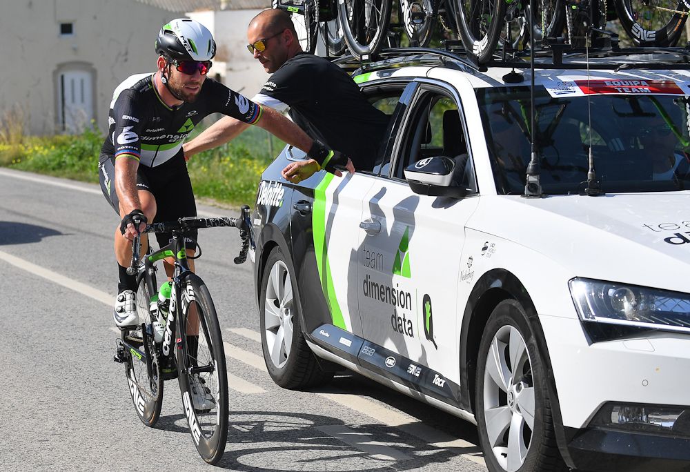 Mark Cavendish stops at the team car