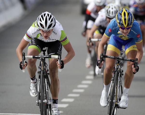Marianne Vos wins the sprint for third.