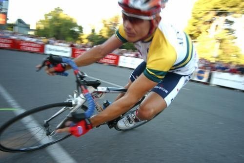 Robbie McEwen (Davitamon-Lotto) cuts a tight corner