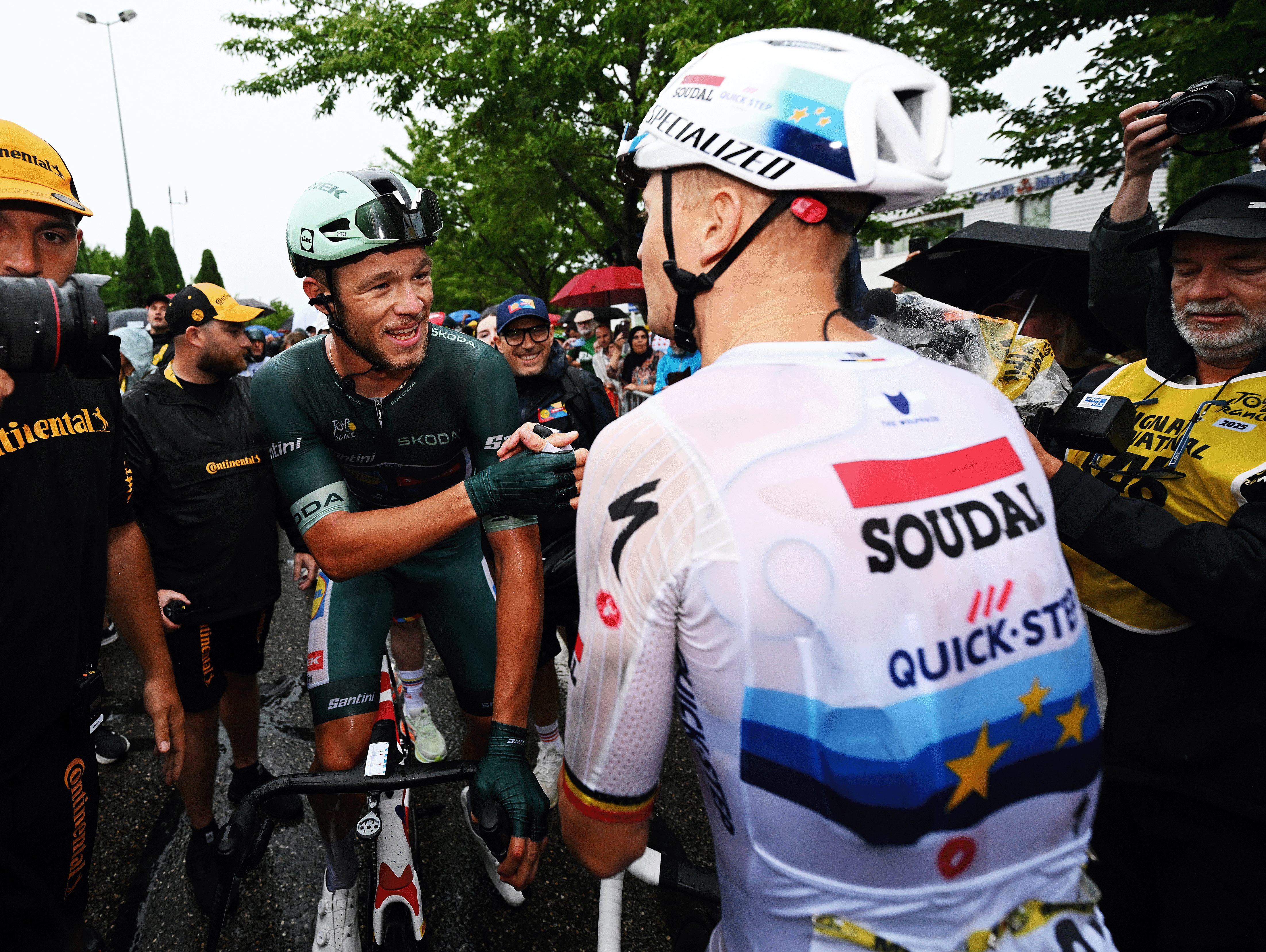VALENCE, FRANCE - JULY 23: (L-R) The stage winner Jonathan Milan of Italy and Team Lidl - Trek - Green Sprint Jersey and Tim Merlier of Belgium and Team Soudal Quick-Step congratulate each other during the 112th Tour de France 2025, Stage 17 a 160.4km stage from Bollene to Valence / #UCIWT / on July 23, 2025 in Valence, France. (Photo by Dario Belingheri/Getty Images)