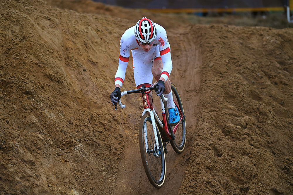 Mathieu van der Poel leads elite men's World Cup in Heusden-Zolder