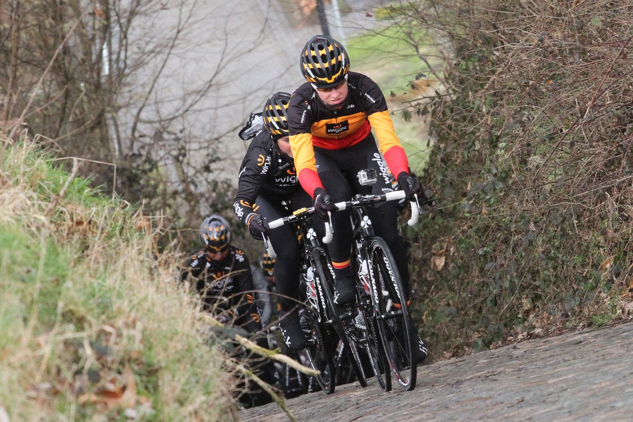 Jolien D'hoore leads the team up the berg