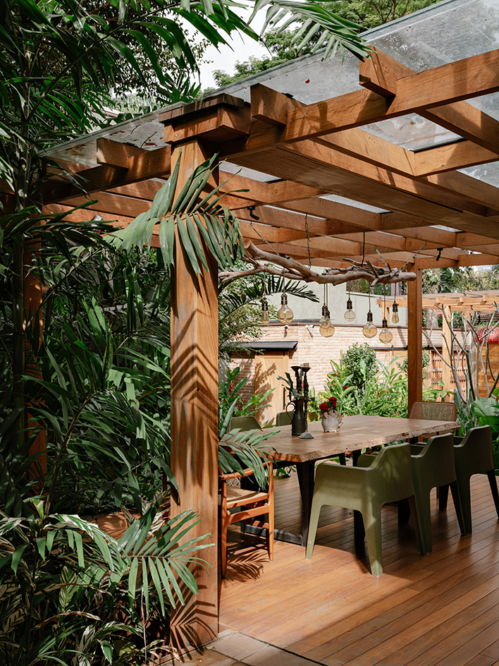 a brazilian garden house by Kika Camasmie, engulfed in greenery