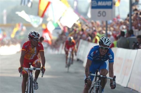 Kolobnev (Russia) outsprints Rodr&iacute;guez (Spain) at the finish.